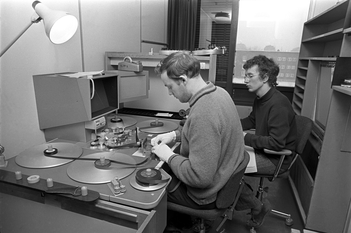 To menn i arbeid ved klippebord i NRK fjernsynet i februar 1970. På bildet fra v. Knut Hanssen, klipper. Kalle Fürst, regissør.