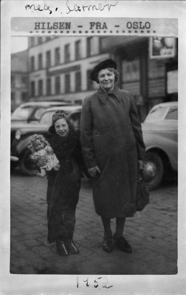 Kvinne og jente på bytur, 1952