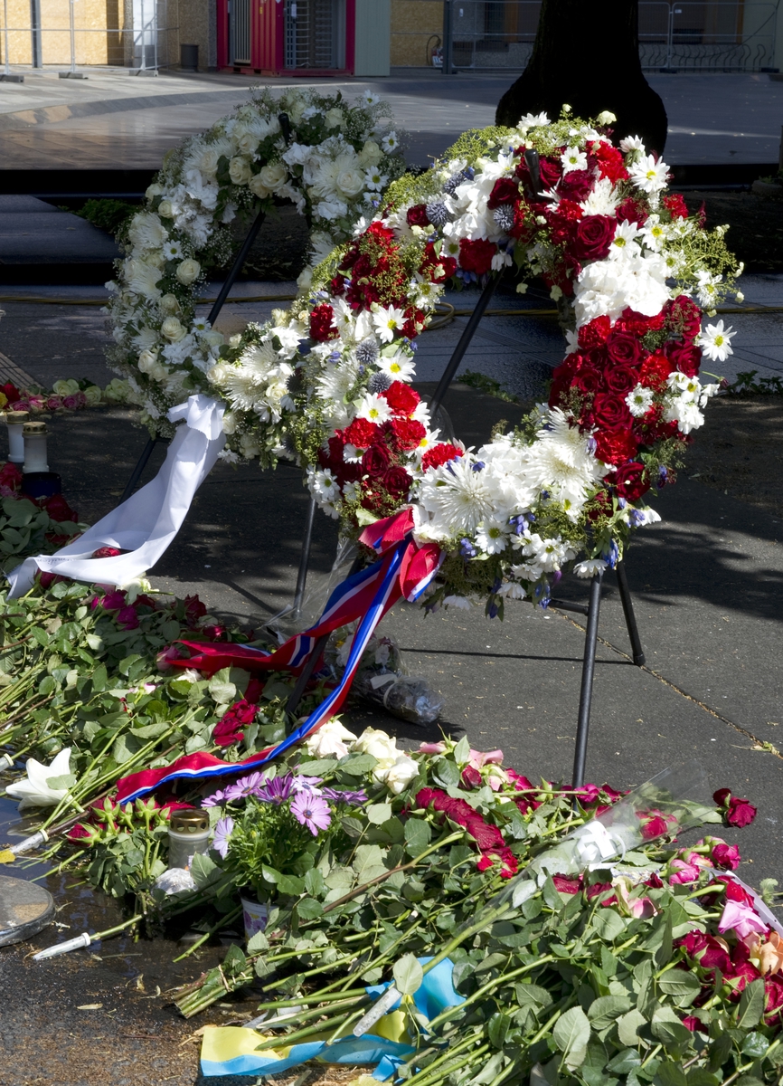 Regjeringskvartalet. Blomster og kondolanser lagt ned i Oslo sentrum i forbindelse med ettårsdagen for terrorhandlingene i Oslo og på Utøya.