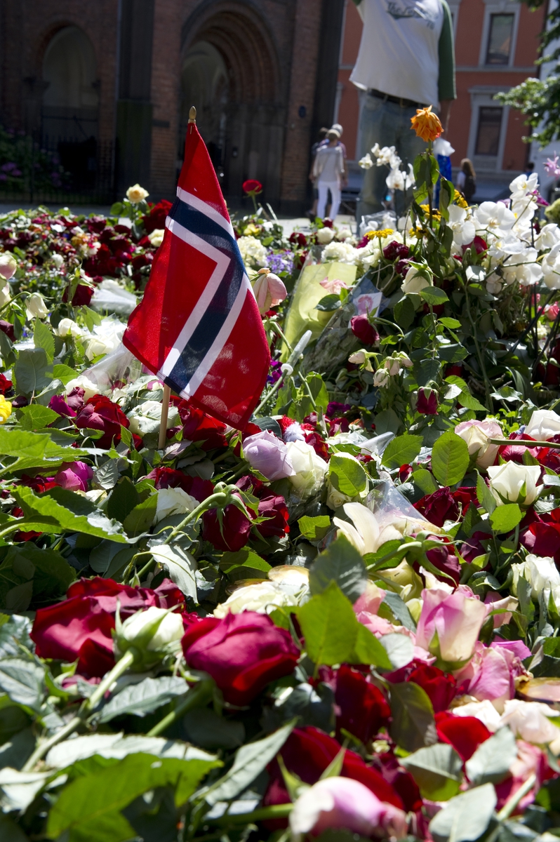 Ved Oslo domkirke. Blomster og kondolanser lagt ned i Oslo sentrum i forbindelse med ettårsdagen for terrorhandlingene i Oslo og på Utøya. 