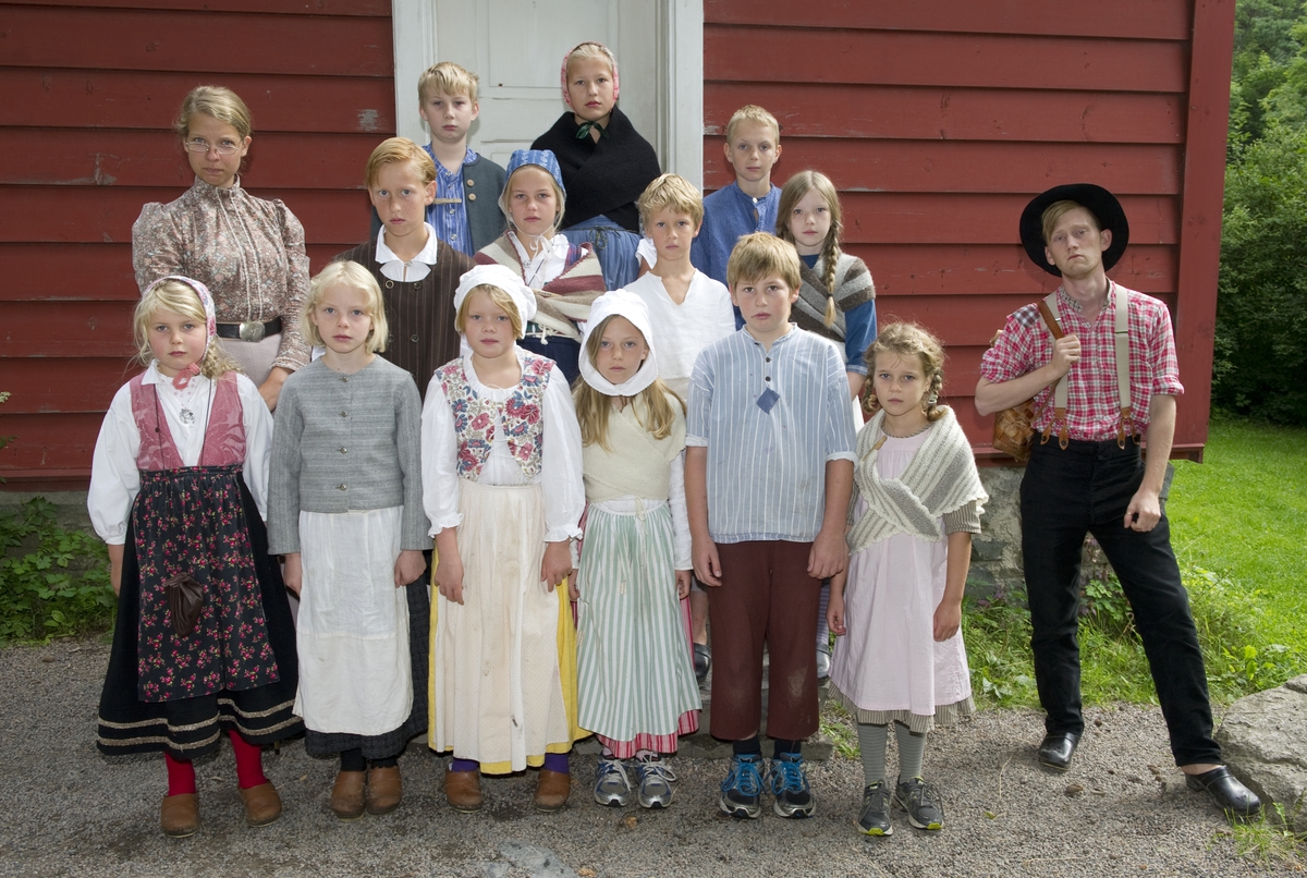 På historisk ferieskole får barn kjennskap til tradisjoner og historie gjennom opplevelser, lek og læring.

Klassebilde av elever på ferieskolen i uke 32 utenfor skolestua.