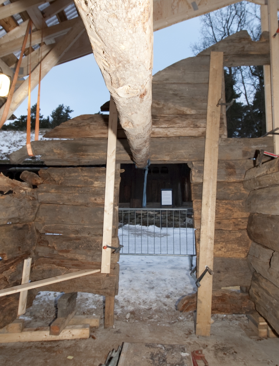 Bygningsantikvarisk avdeling ved Norsk Folkemuseum er i gang med å oppføre «NF.013 Stall fra Heimtveiten» fra Bykle i Setesdal.
Vegg A sett fra fjøs.