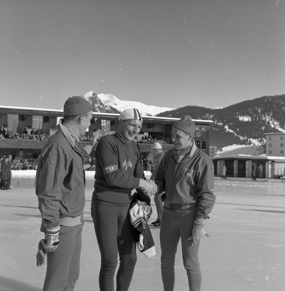 Sverre Haugli gratuleres av svenskene (finnene) etter løpet i Davos. Fotografert 1956.