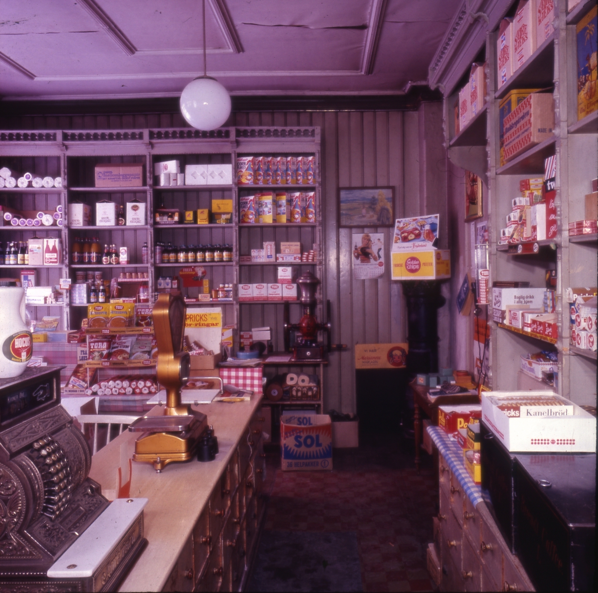 Butikkinteriør. Johan N. Nordlies kolonialforretning, Vibes gate 13, Oslo, fotografert i 1968 før ny eier overtok. 
Butikken ble innredet i ca. 1900, kjøpt av Nordlie i 1921 og solgt til Johan Skarpholt i 1968. 
Det meste av inventaret ble kjøpt av Norsk Folkemuseum i 1968.