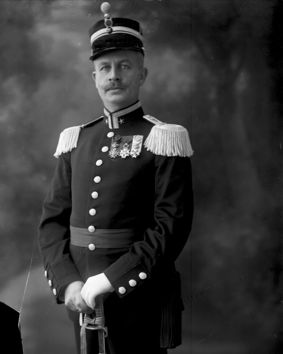Portrett, John Collett Anker Dahl, født 1866, i uniform som major ved ...