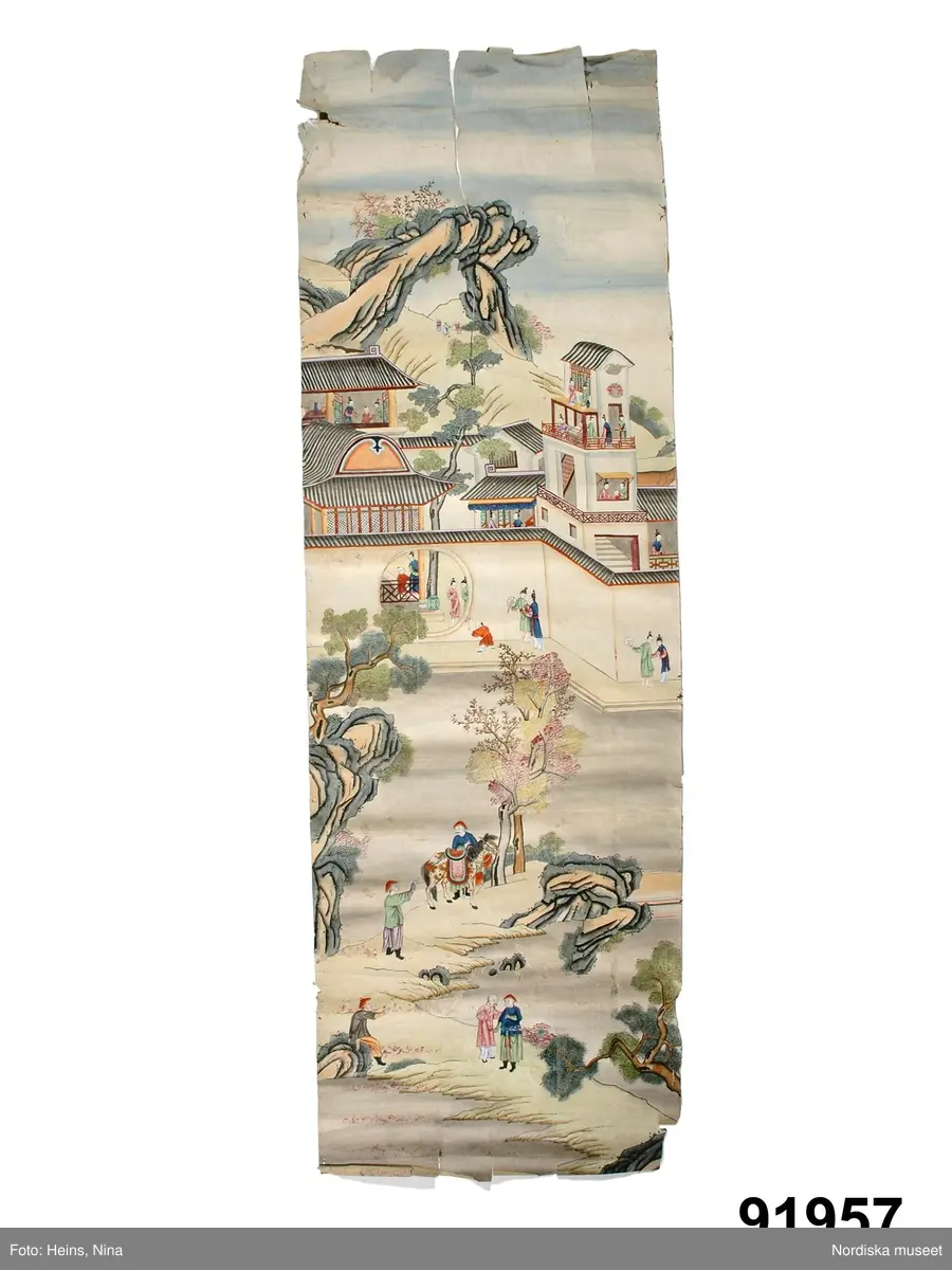 Landskap, berg, klippa, träd, vatten, sjö.
Arkitektur, byggnad, pagod, lusthus.
Människa, man, kvinna, barn, kines.
Farkost, båt.
Djur, fågel, häst, oxe.