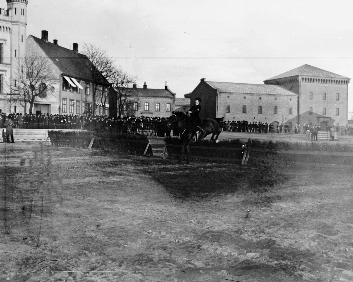 Festningsplassen Akershus festning, Oslo. Militær rideoppvisning.