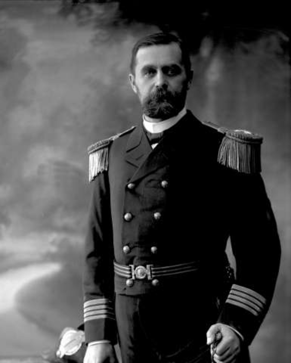 Portrett av sjøfartsdirektør Harald Pedersen i uniform som kommandørkaptein ved marinens intendantur som reglementert fra 1906.