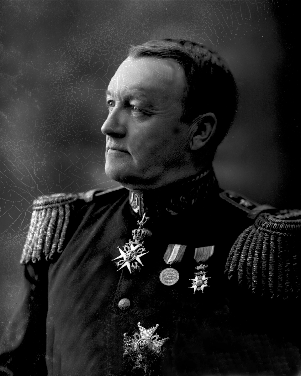 Født i Nordre Land i Vestre Oplands amt (Oppland fylke) 17. januar 1856, sønn av sakfører og lensmann Erik Bratlie (1814-1890) og Bolette Sofie Meinich (1821-1870).
Ugift.
Død i Oslo 15. september 1939. Gravlagt på Vår Frelsers gravlund i Oslo.
Jens Kristian Meinich Bratlie var offiser, jurist og politiker.