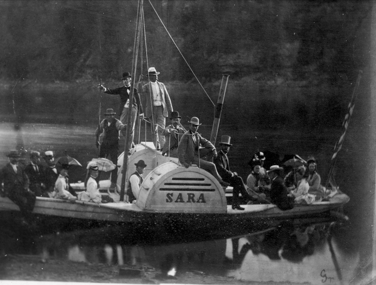 Avfotografering. Nøklevann, seilas med hjulbåten Sara, byråsjef Heftyes Sarabråten, lystseilas, 11 menn og 5 kvinner, 19. juli 1874. Maskinkraften ble besørget av husmenn/arbeidere under hr. Heftye.