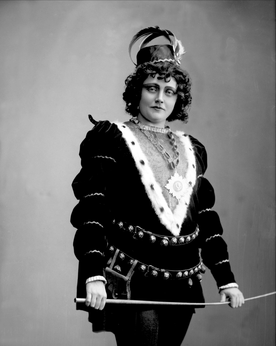 Portrett, operasangerinne, sopranen Gabrielle Bidenkap.