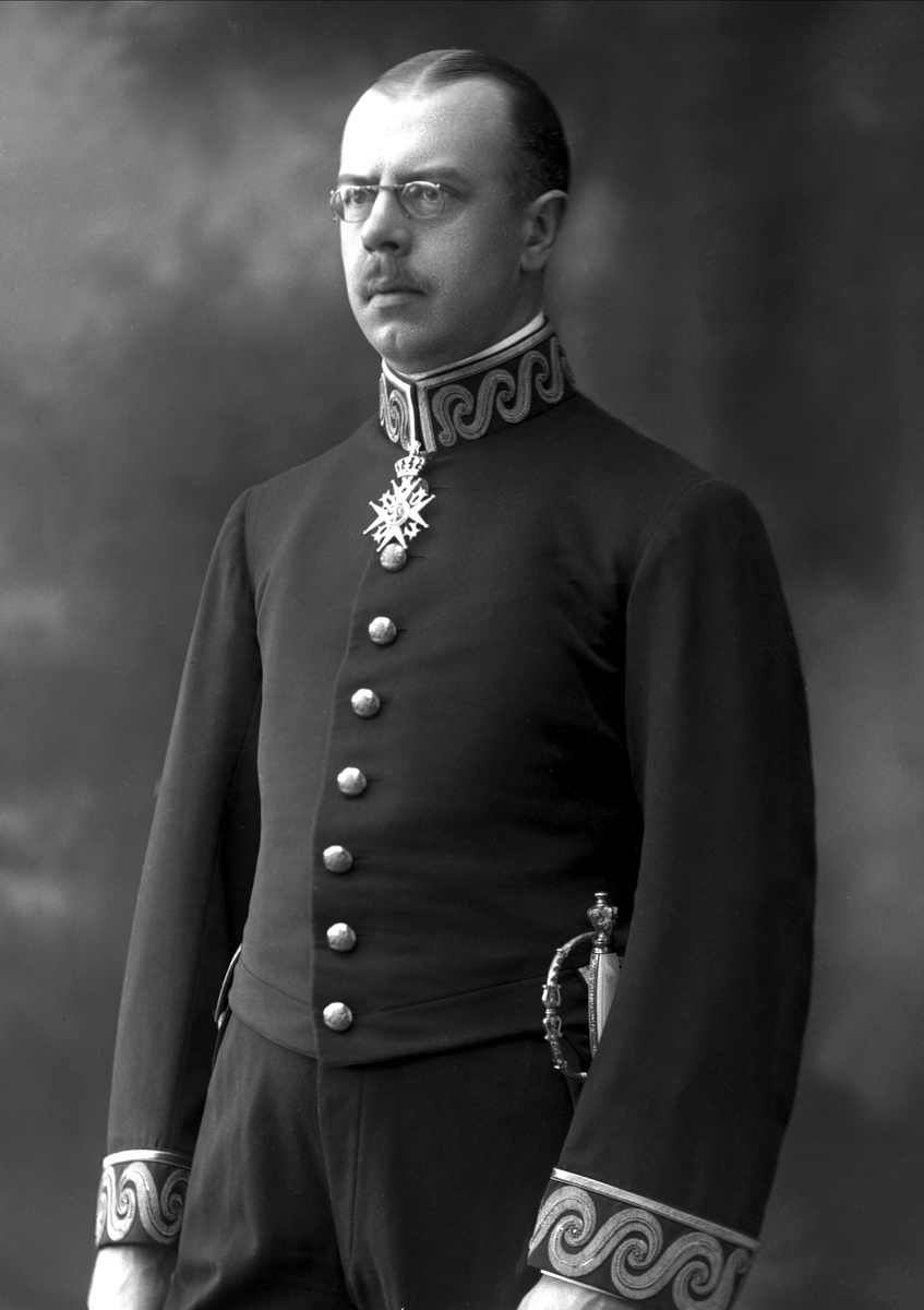 Portrett, legasjonsekretær Westmann i uniform for den svenske utenrikstjenesten.