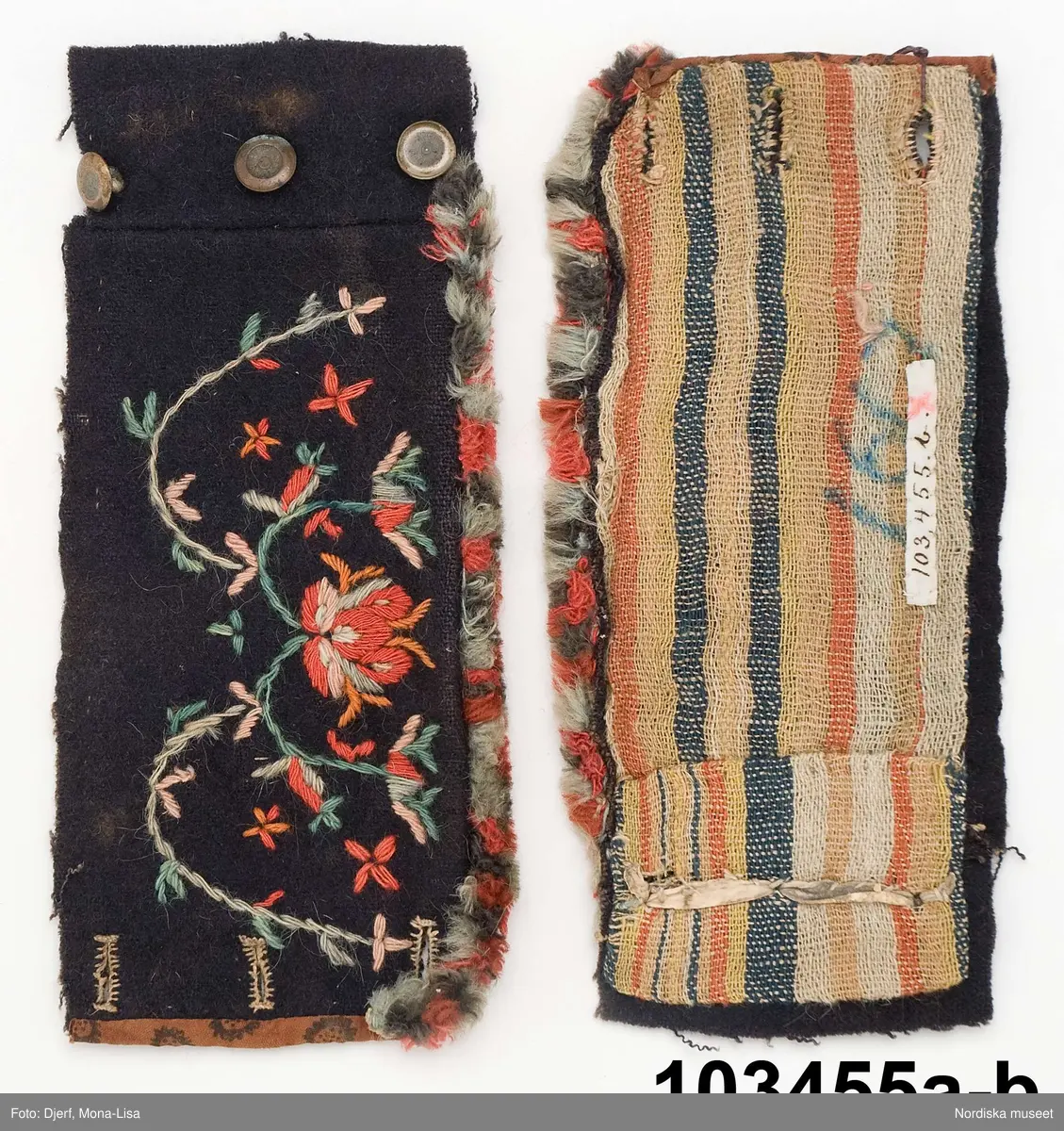 Av svart vadmal med randigt halvyllefoder. Broderi i plattsöm och stjälksöm med 1-tr. ullgarn i rött, rosa, orange, grönt och ljusblått, kantade på kortsidorna med ett tryckt brunt bomullstyg. Knäppt med 3 mässingsknappar och tränsade knapphål, knapparna fästade med skinnremsa på baksidan. Flossabräm av flera rader påsydd kavelfrans.

Berit Eldvik 2004