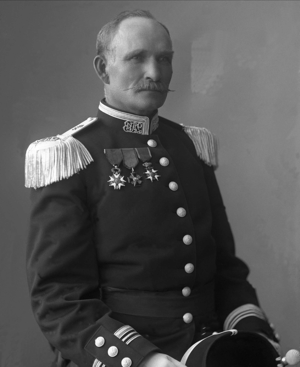 Portrett, generalmajor Johan Lauritz Bull i uniform.