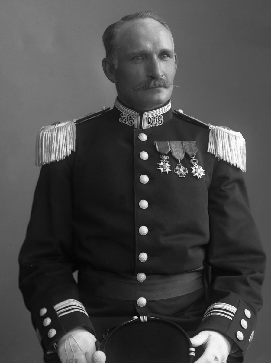 Portrett, Johan Lauritz Bull i uniform som oberstløytnant ved infanteriet som reglementert fra 1894 til 1910.