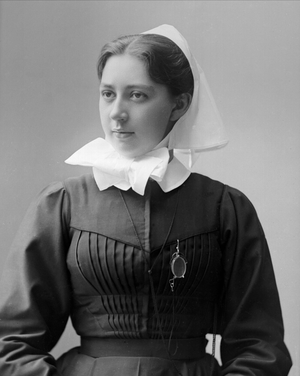 Portrett, kvinne i diakonisseuniform. Frøken Magda Schults.