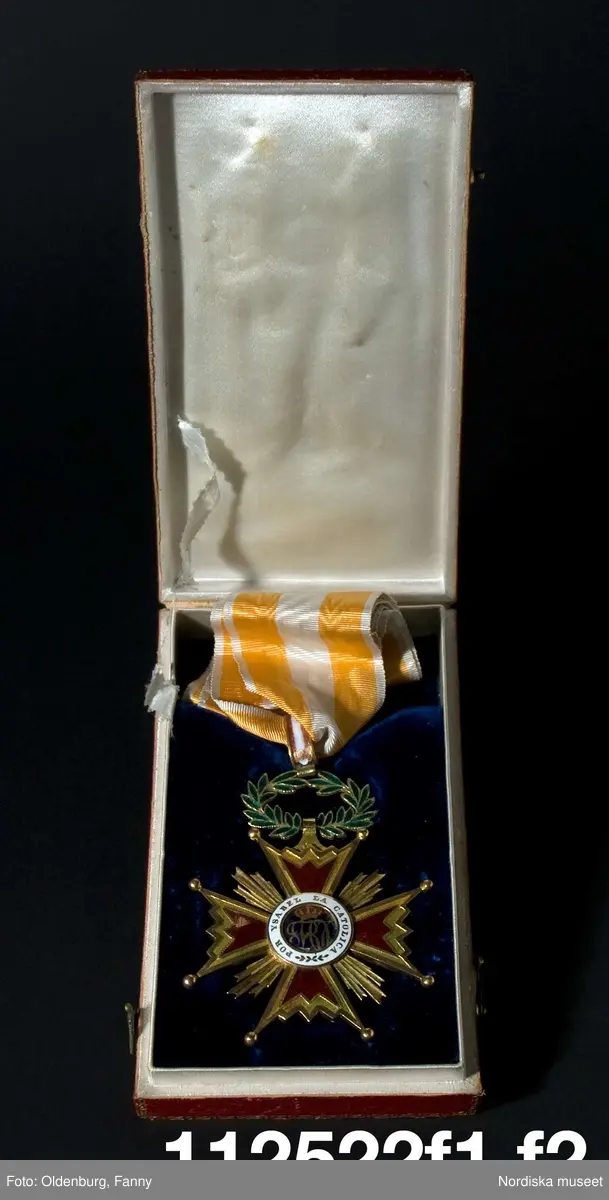 Huvudliggaren:
"a-h Ordenstecken, en samling som tillhört generalen Johan August Hazelius, 
a:1-3) Nordstjärneordens kors och kraschan i etui,
b:1-2) Svärdsordens kors och kraschan,
c:1-3) S:t Olafsordens kors och kraschan i etui,
d:1-3) Dannebrogsordens kors och kraschan i etui,
e) Hederslegionen,
f:1-2) Isabellaorden,
g:1-2) Österr. Järnkronorden,
h:1-2) Medalj i brons, 
10 visitkort.
Gåva enl. test.förordn. [från] fil. dr. A. Hazelius, Stockholm."