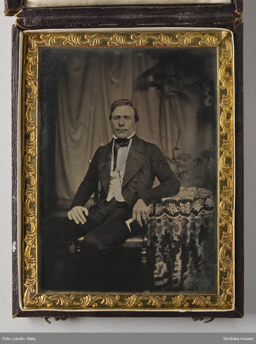 Porträtt av okänd man i brunt skinnetui. Dagerrotyp / daguerreotyp, tidigt 1850-tal. Nordiska museet inv.nr 113500.
-
Portrait of an unidentified man, early 1850s. Quarter-plate daguerreotype.