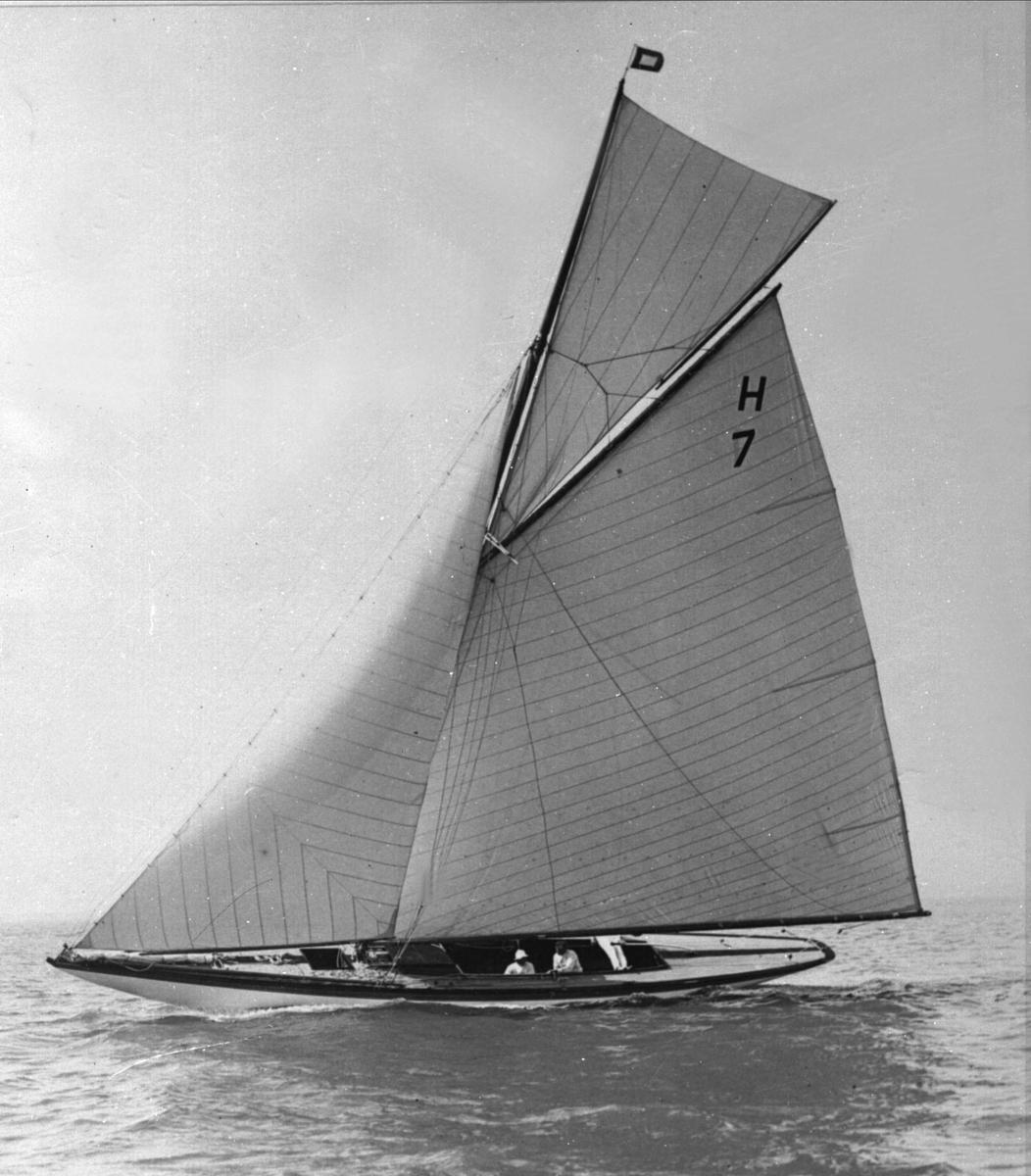 Seilbåt på vannet. Grosserer Ivan Malms båt.
