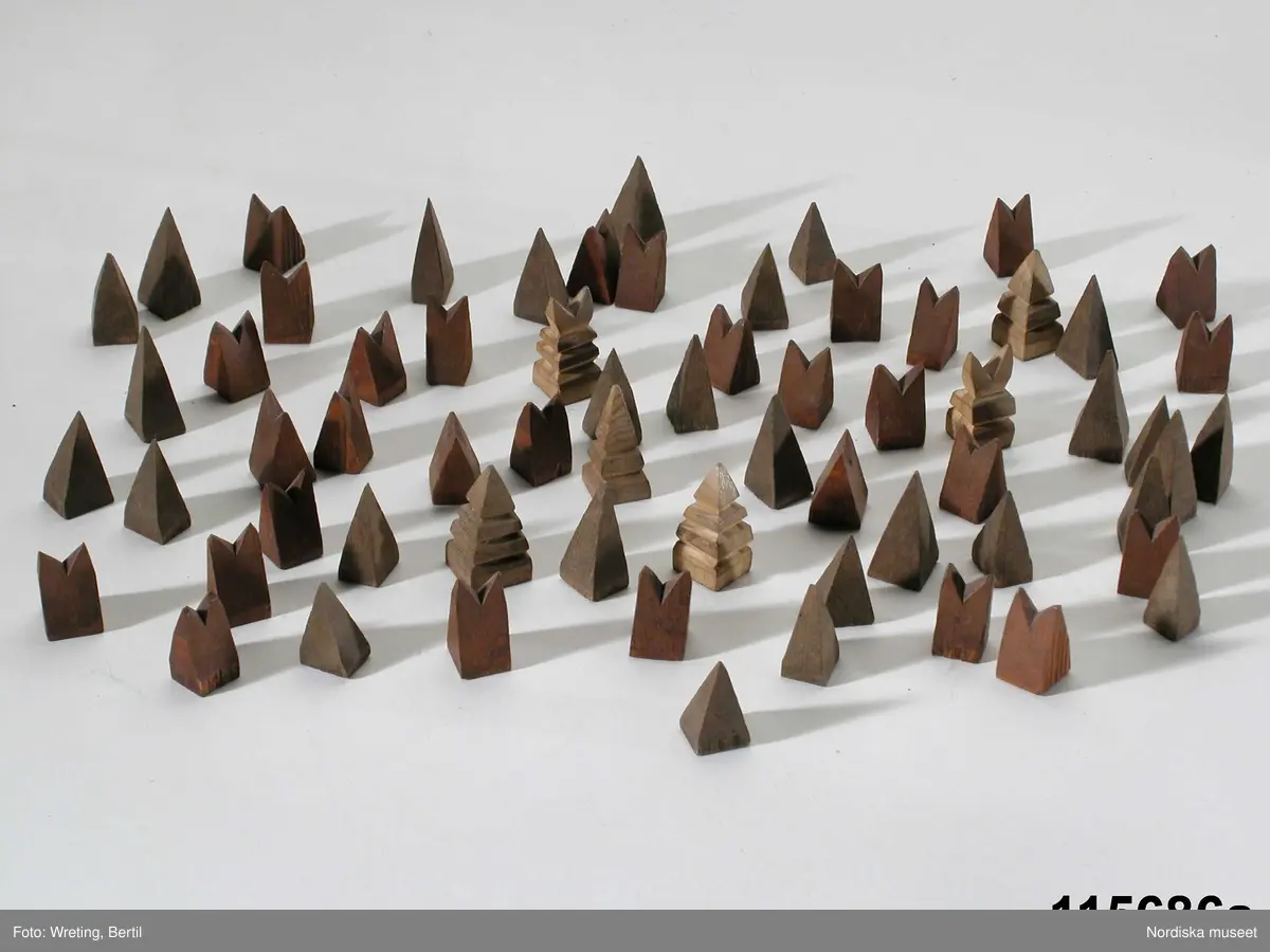 Dablospel, ett samiskt brädspel för två spelare, med 64 spelpjäser i form av en kung, en prins och ett stort antal soldater eller bönder.