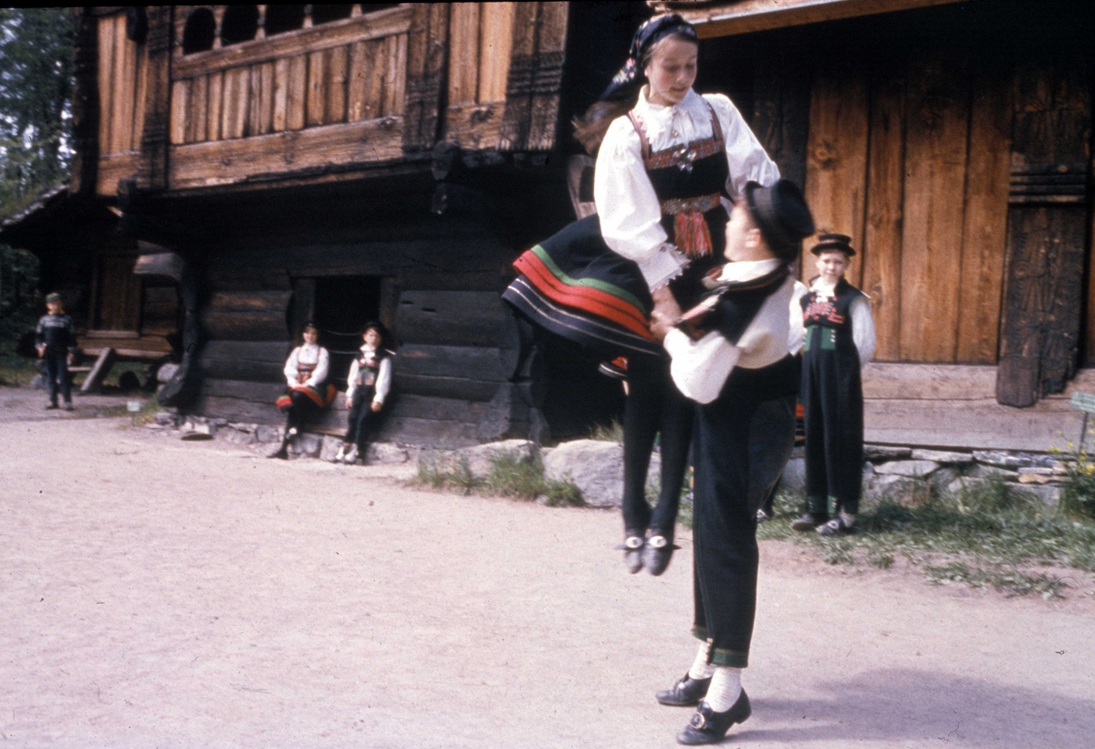 Norsk Folkemuseums dansegruppe, barneleikarringen, danser i Setesdalstunet i 1965.