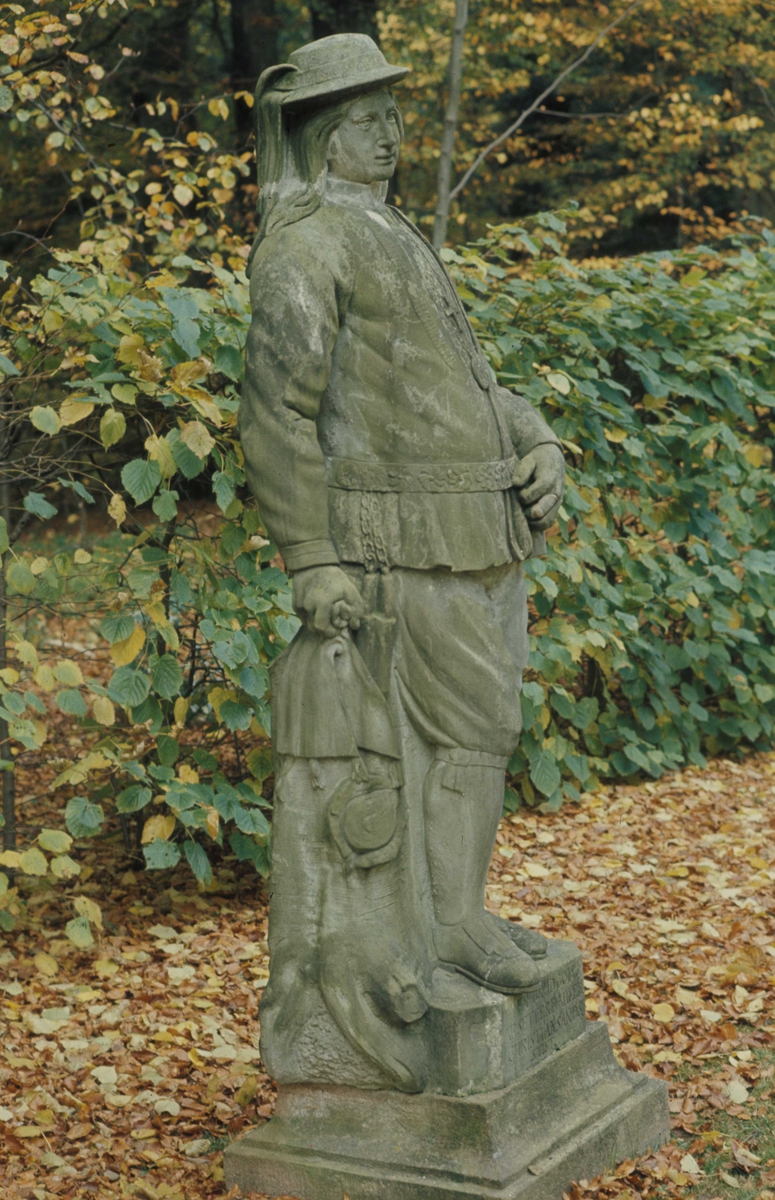 Statue i Nordmandsdalen på Fredensborg slott, Danmark. Fotografert 1968. Drakt fra Setesdal, Aust-Agder.