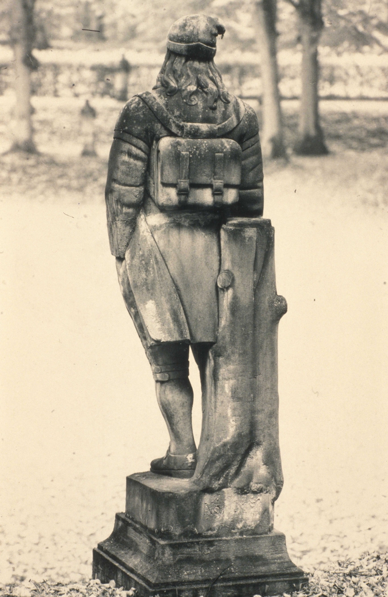 Statue i Nordmandsdalen på Fredensborg slott, Danmark. Fotografert 1968. Drakt fra Nes, Buskerud.