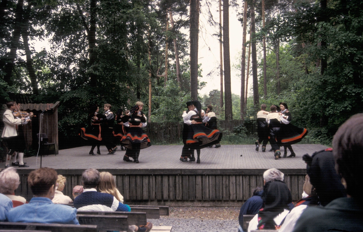 Fra Setesdalsuka,  på Norsk Folkemuseum, fra  6.-12. juni i jubileumsåret 1994.Norsk Folkemuseums dansegruppe danser på Friluftsteateret, bygning nummer 349.