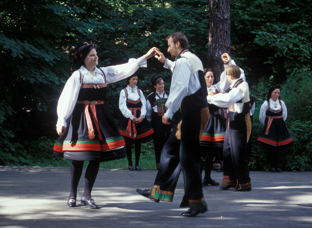 Norsk Folkemuseums dansegruppe danser på Friluftsteateret, bygning nummer 349, i juli 1998.