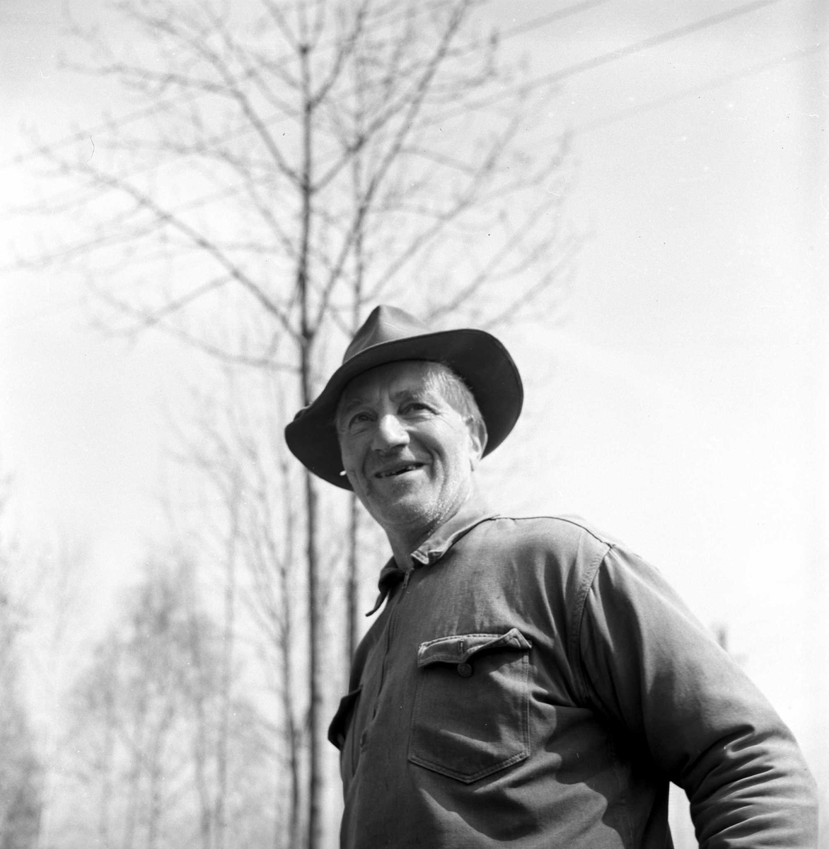 Anleggsarbeide for jernbanen, portrett av mann.1956.