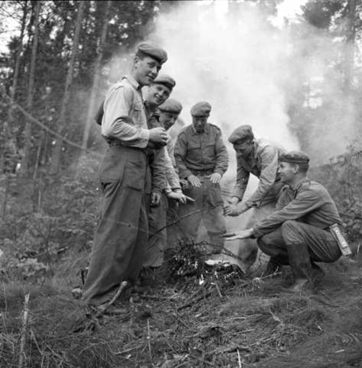 Gruppe rundt leirbål, Lillomarka, Oslo 1956.