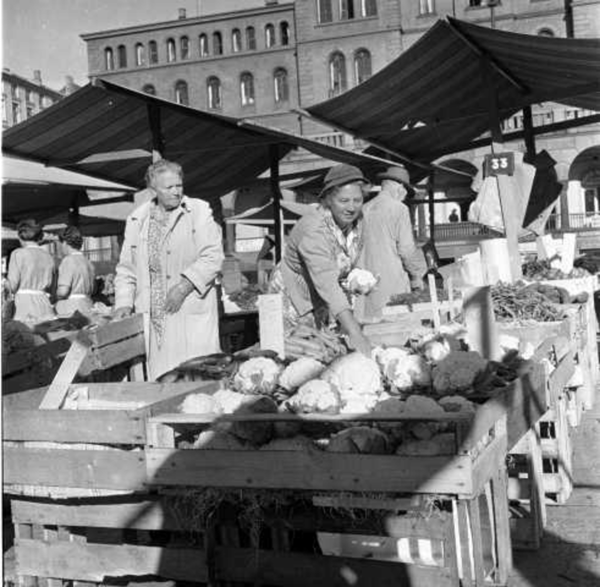 Grønnsaksbod på Youngstorget, Oslo, august 1956.