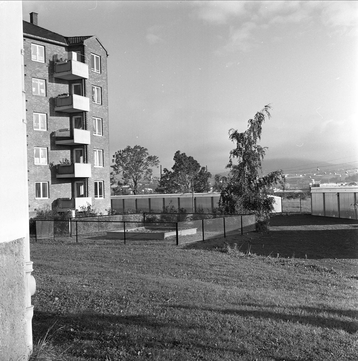 Valle borettslag, garasjer og boligblokk,  Oslo, august 1963.