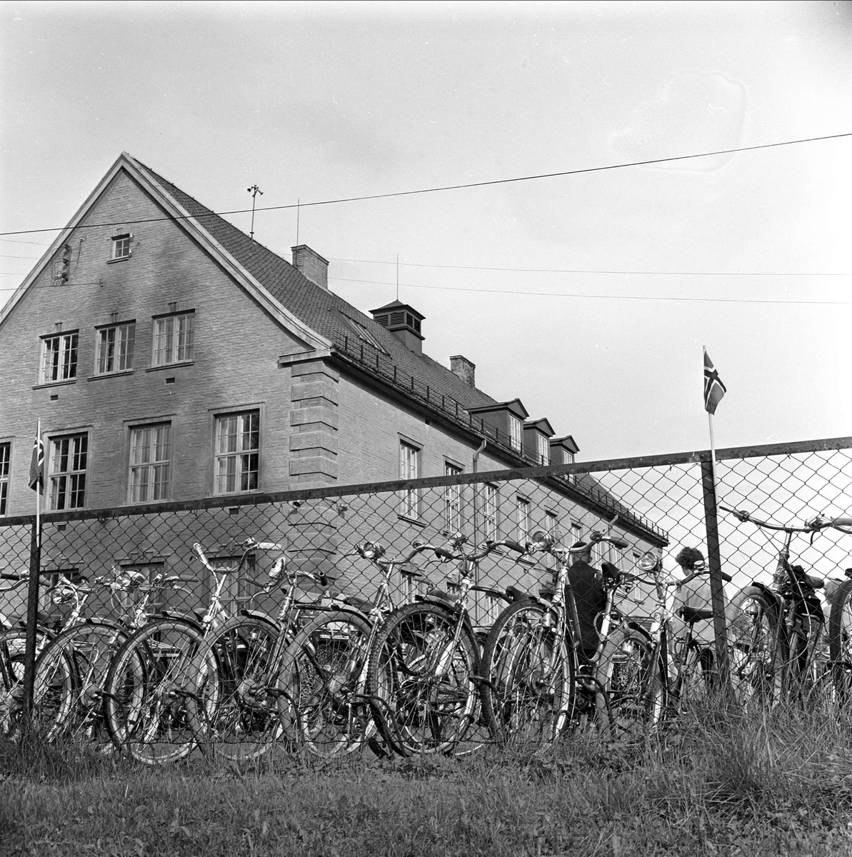 17. mai, parkerte sykler, Jar skole, Bærum, 1963.