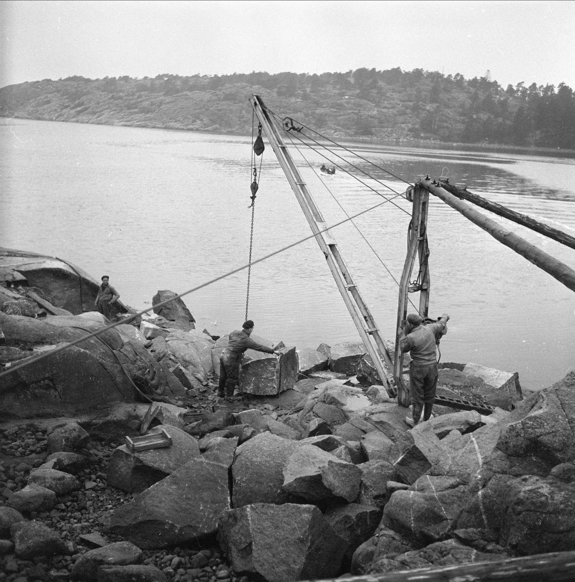 Havneanlegg, sted ikke kjent, 11.112.1956. Arbeid med stein.