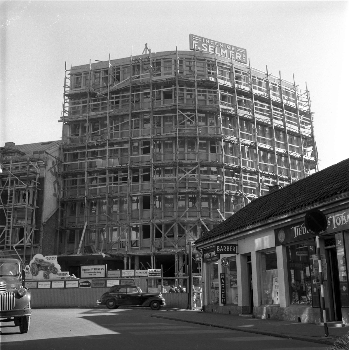 Byggingav Traktorhuset, senere en del av Oslo City, med stillaser, Oslo, 07.08.1958