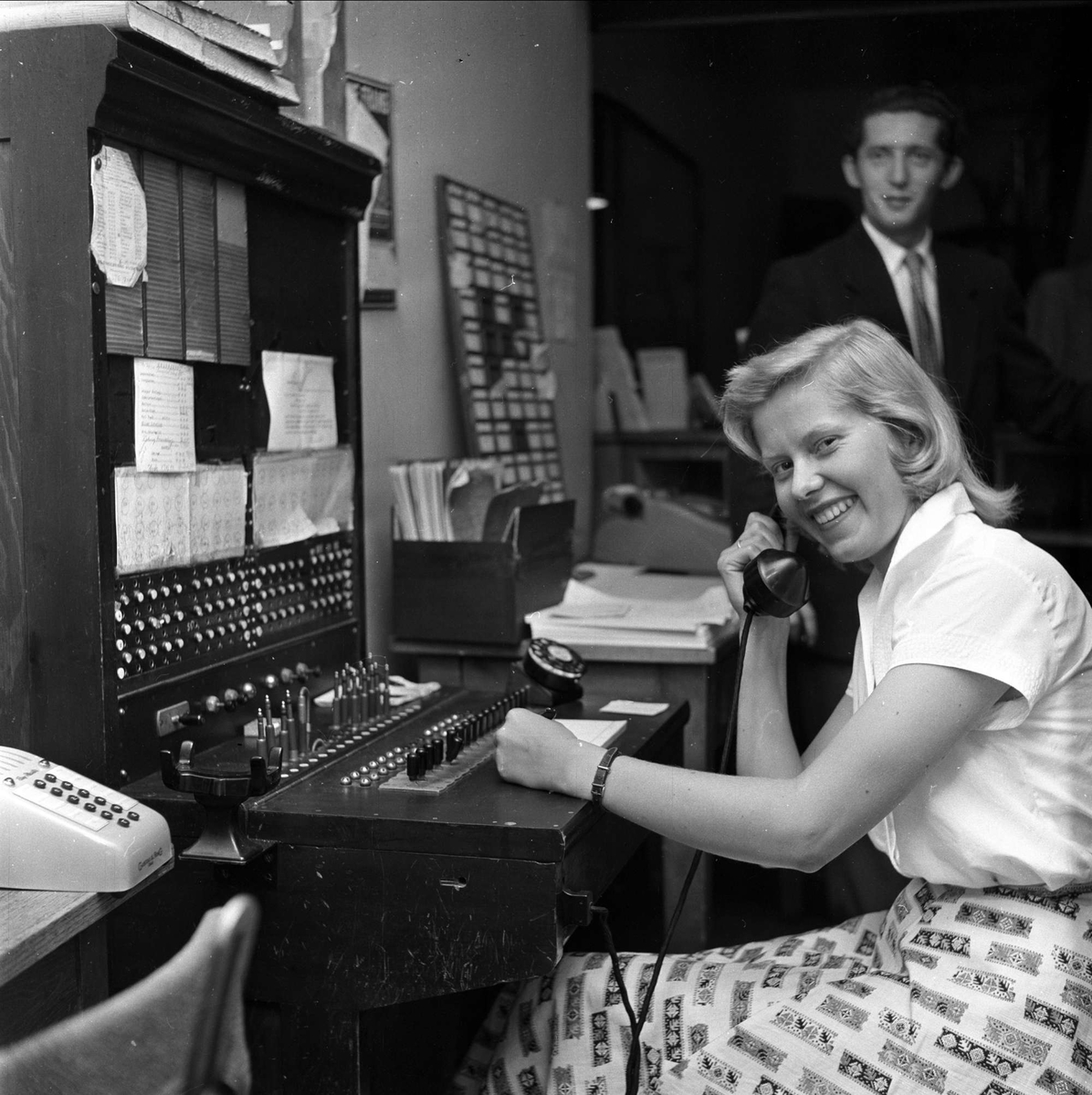 Resepsjonen i Ansgar Hotell, dame ved sentralbordet, Oslo, juli 1958