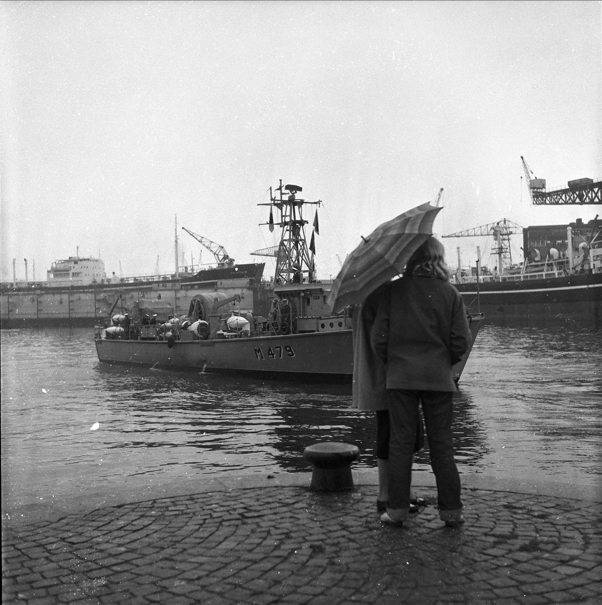 Hollandsk flåtebesøk, reg. nr. M 479, folk på brygga m/paraply, Oslo, 22.07.1958.
