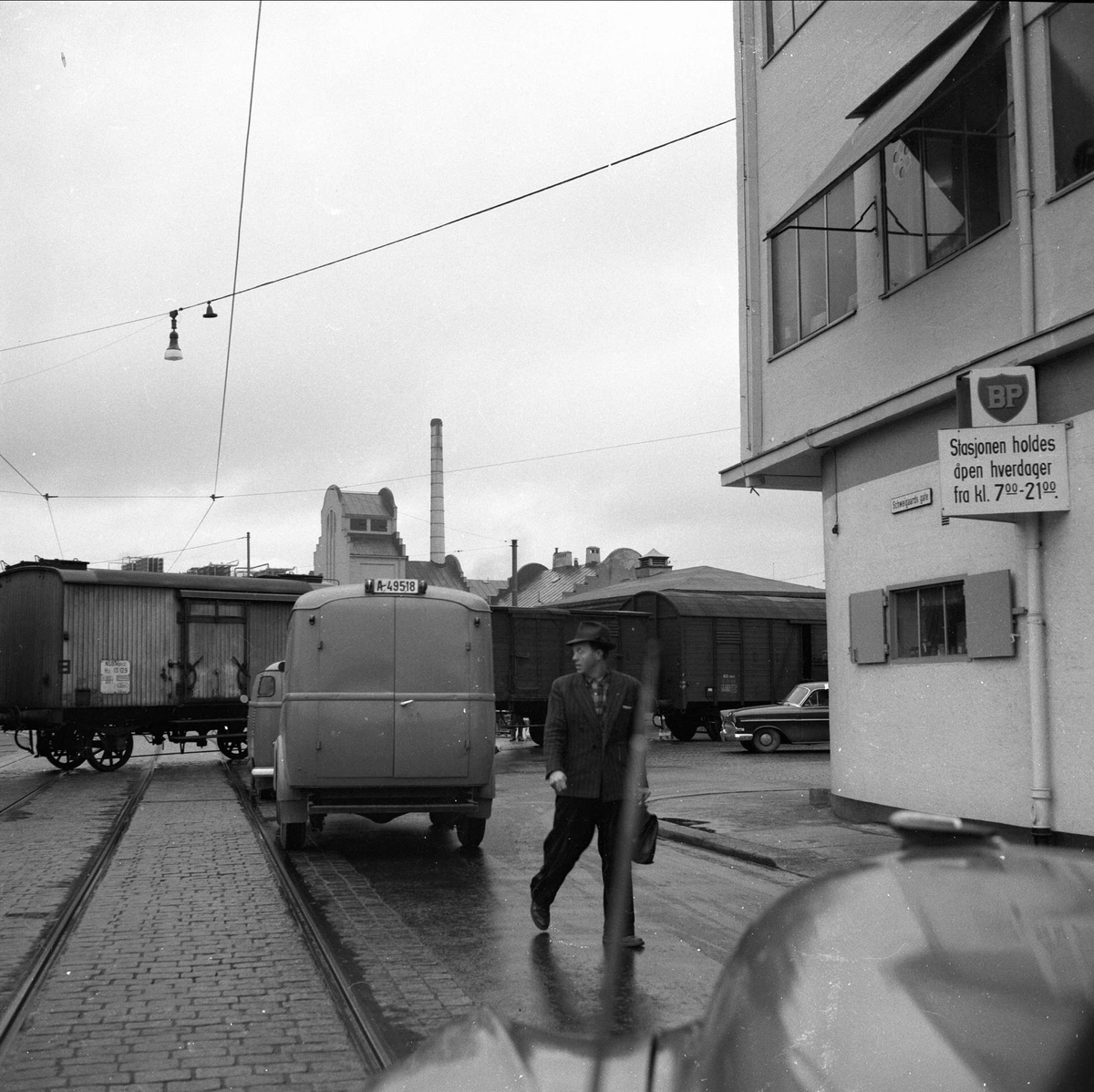 Schweigaardsgate, jernbanevogner sperrer gaten, Oslo, 01.10.1958.