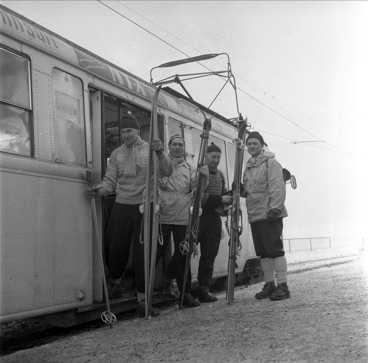 Skiløpere på tur fra Bøler til Ski ved Bøler trikkeholdeplass, Oslo, 17.01.1959.