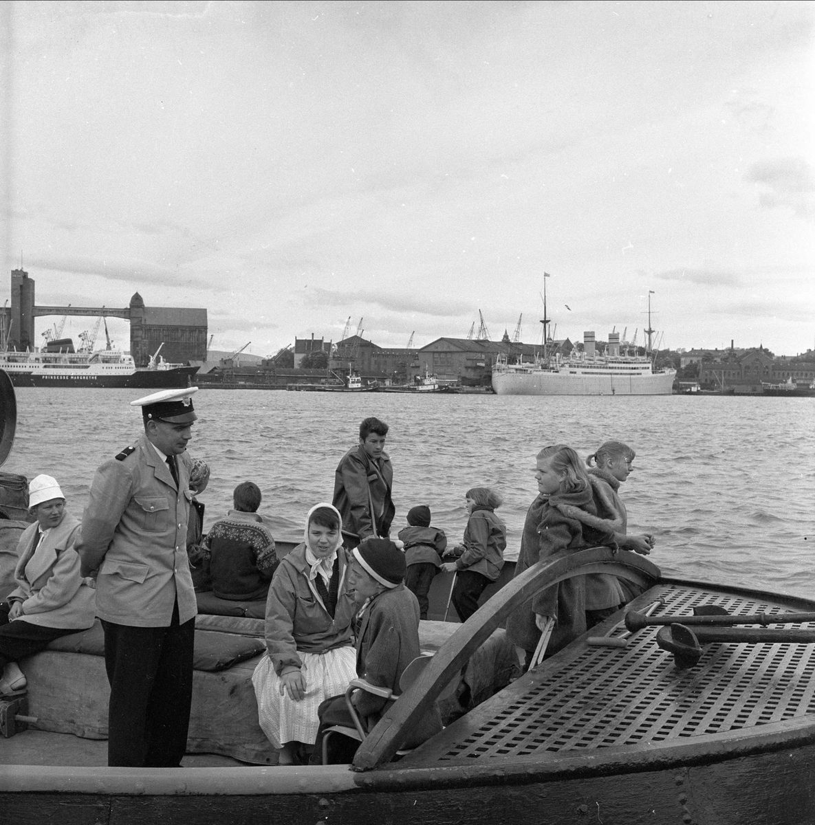 Brannvesenet ved kai ombord i "Sjøsprøyt", Oslo, juni, 1959.