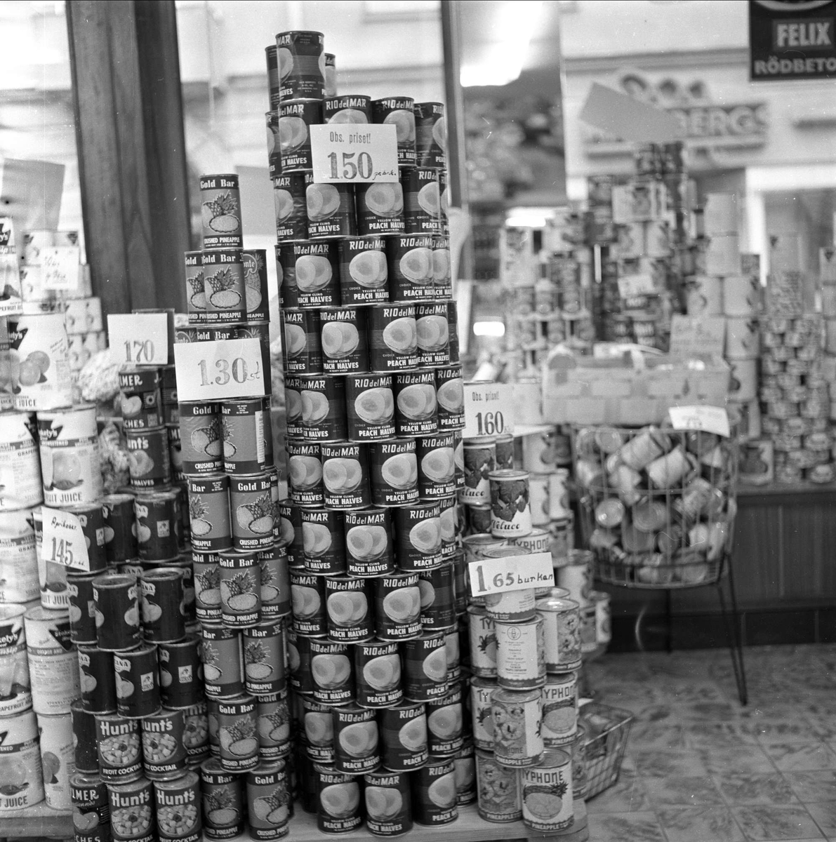 Juleinnkjøp i Arvika, grensehandel, Arvika, Sverige, 14.11.1959. Stabel med hermetikkbokser.