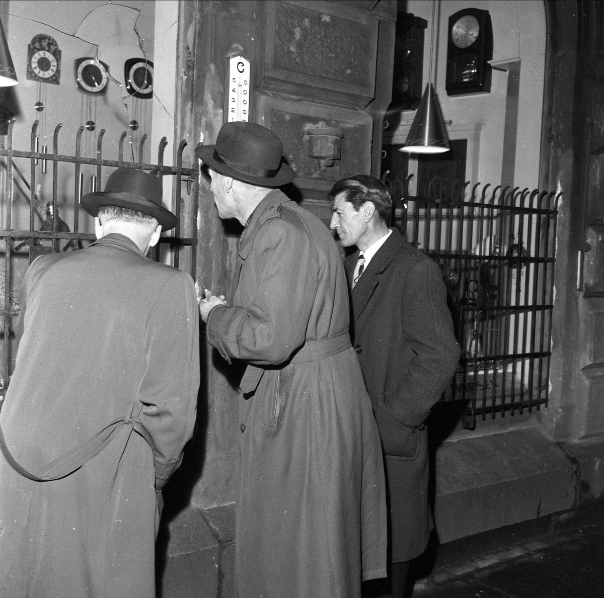 Urmakerforretning etter innbrudd. Økern, Oslo 31.12.1959