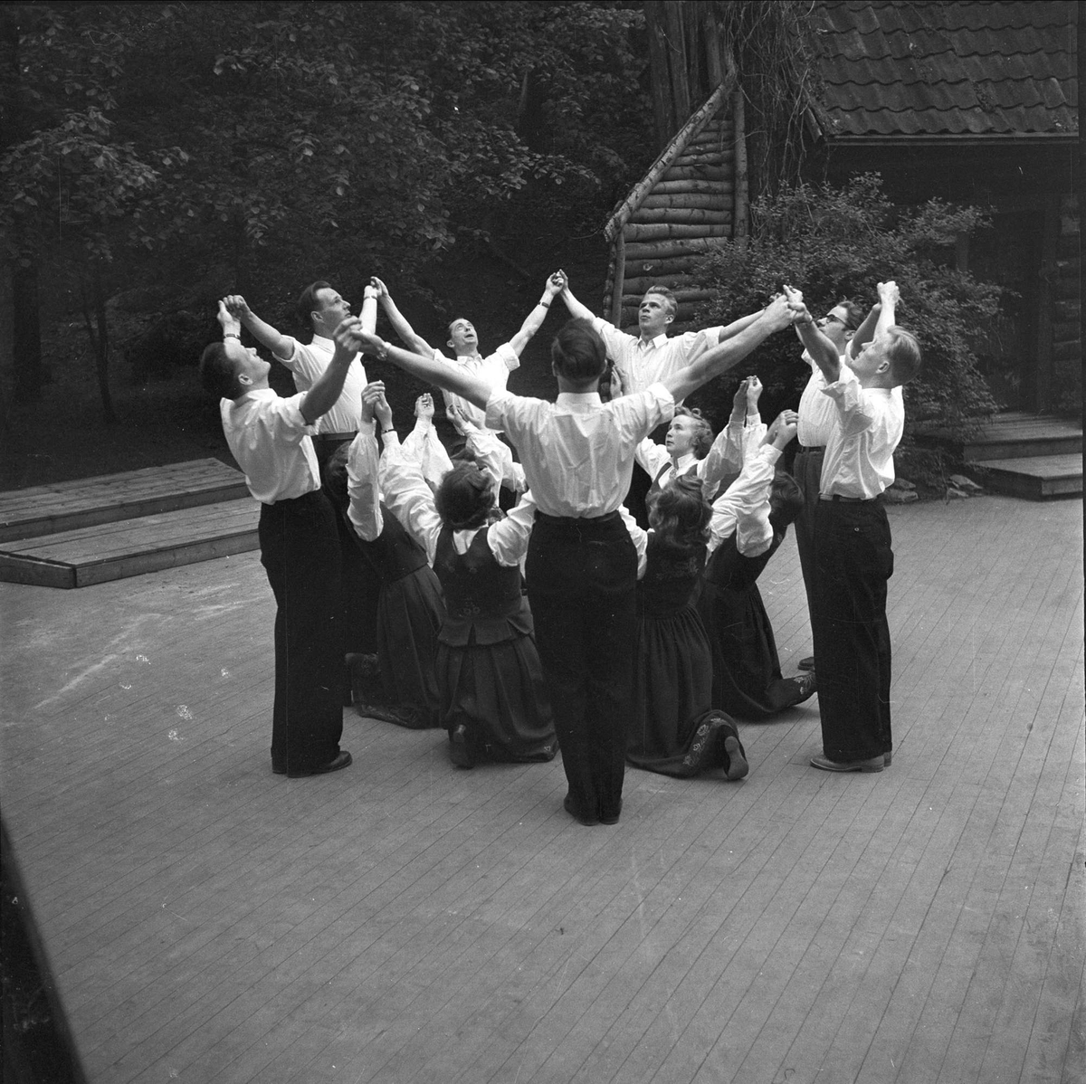 Bygdelagskveld på Folkemuseet. Folkedans. Oslo 15.06.1952.