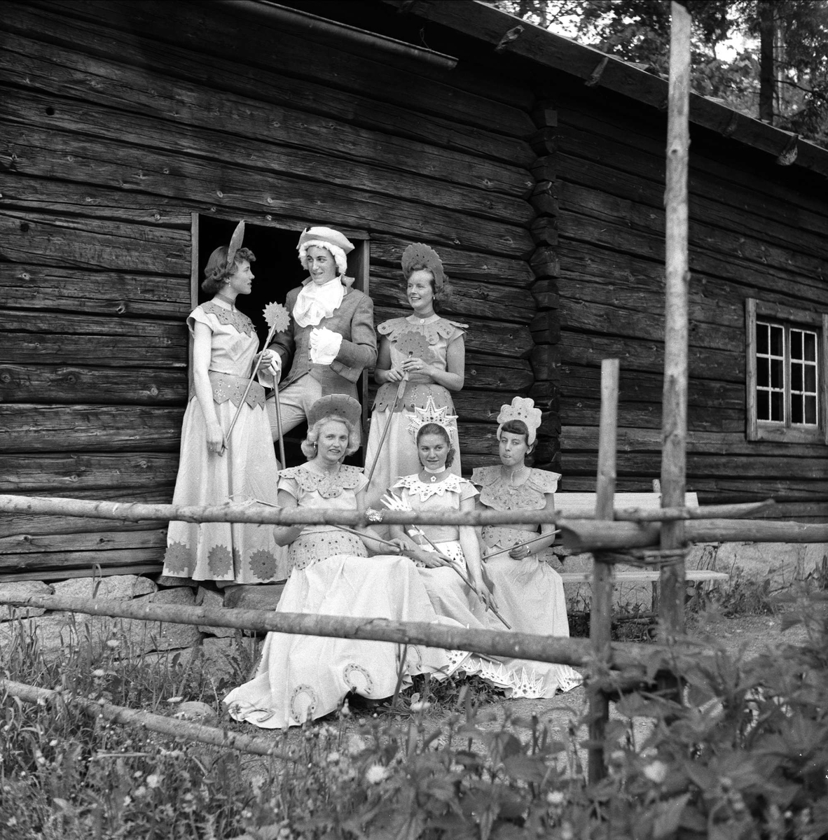 Mennesker i gamle drakter. Oslo 01.06.1953. Bygdelag, Totenlaget på Folkemuseet.