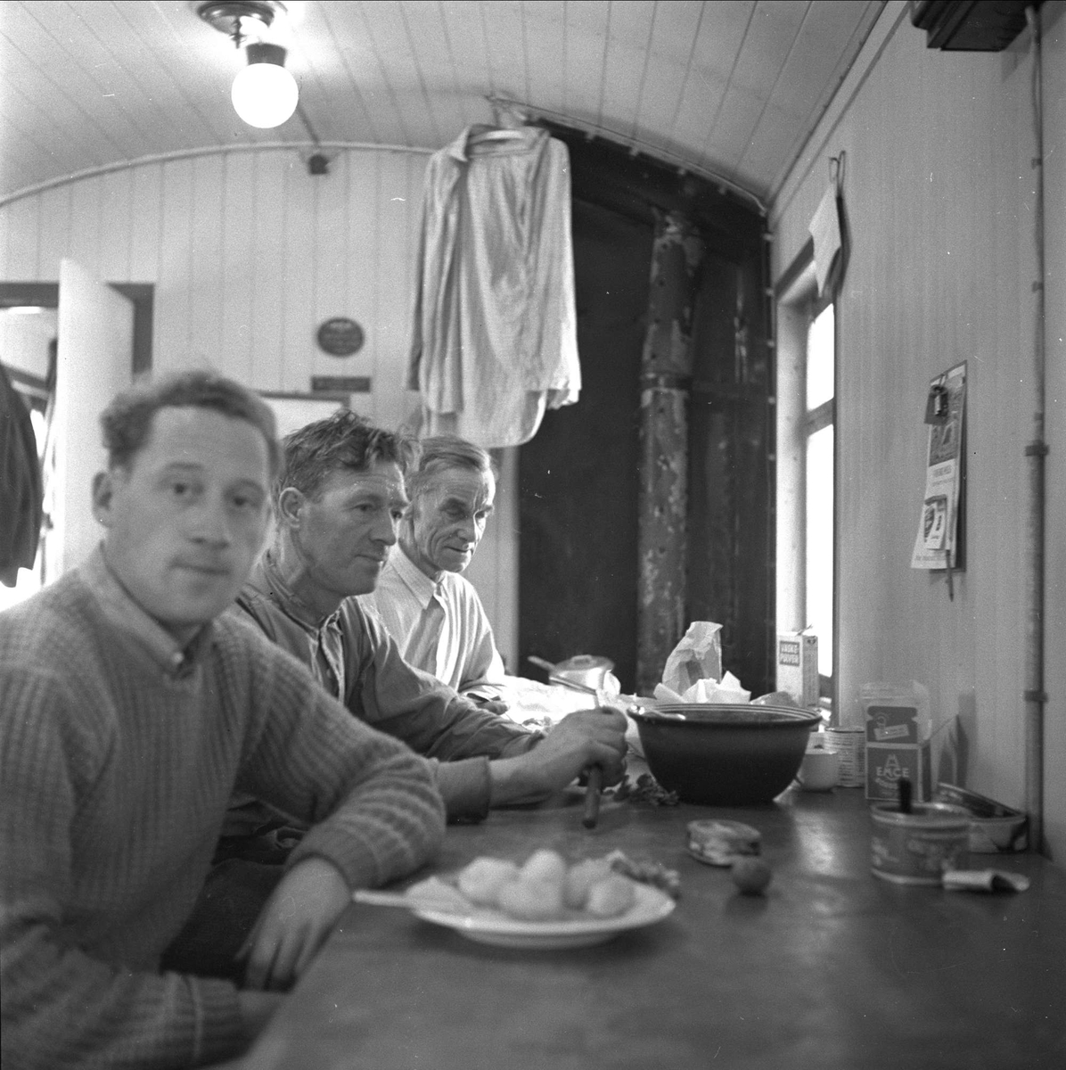 Menn og jerbanevogn. 1951. Jernbanen elektrifisres på Hamar.