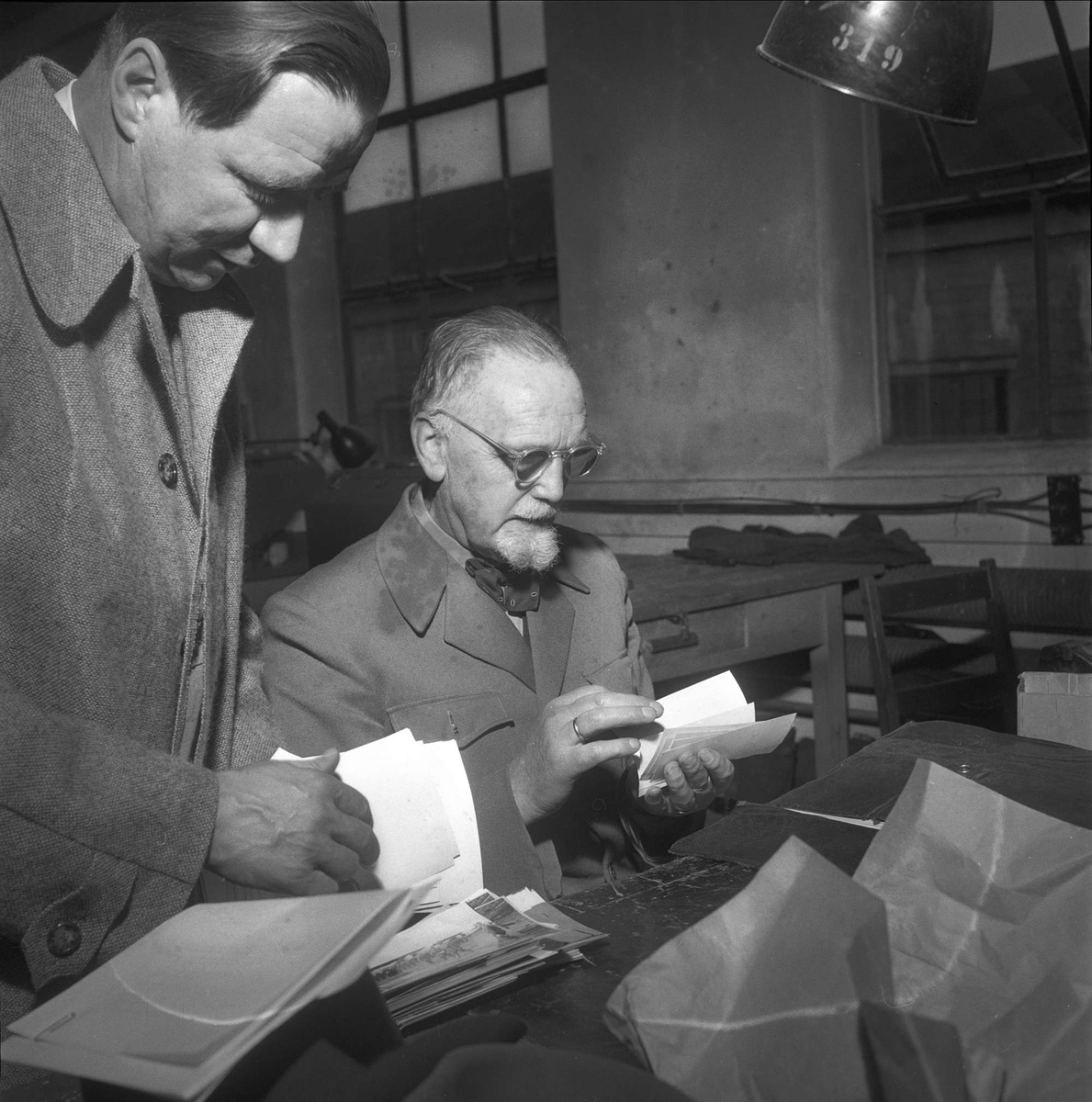 Fra jubileum Kjeller flyplass, Skedsmo, september 1952. Mann arbeider. 