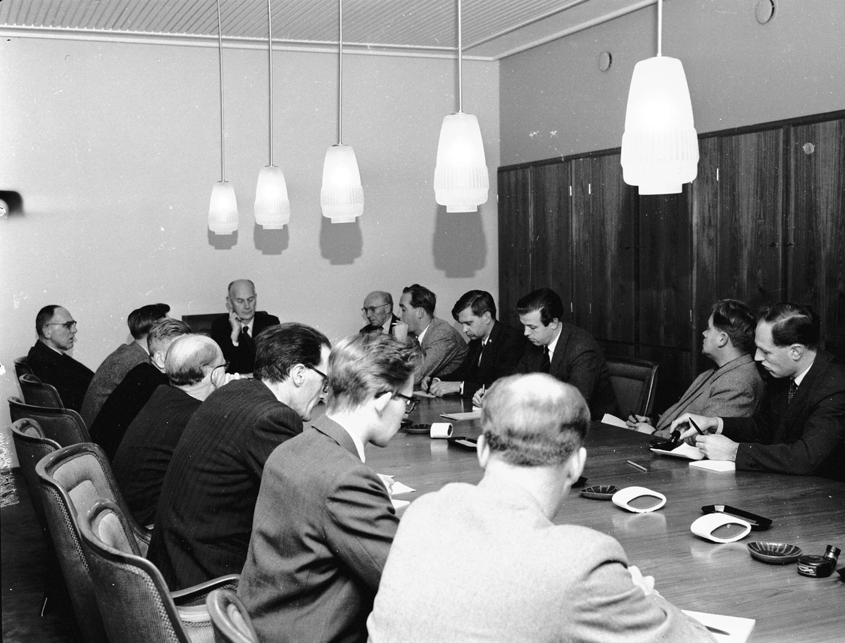 Stortinget, menn sitter rundt bord. Oslo 20.11.1956. 