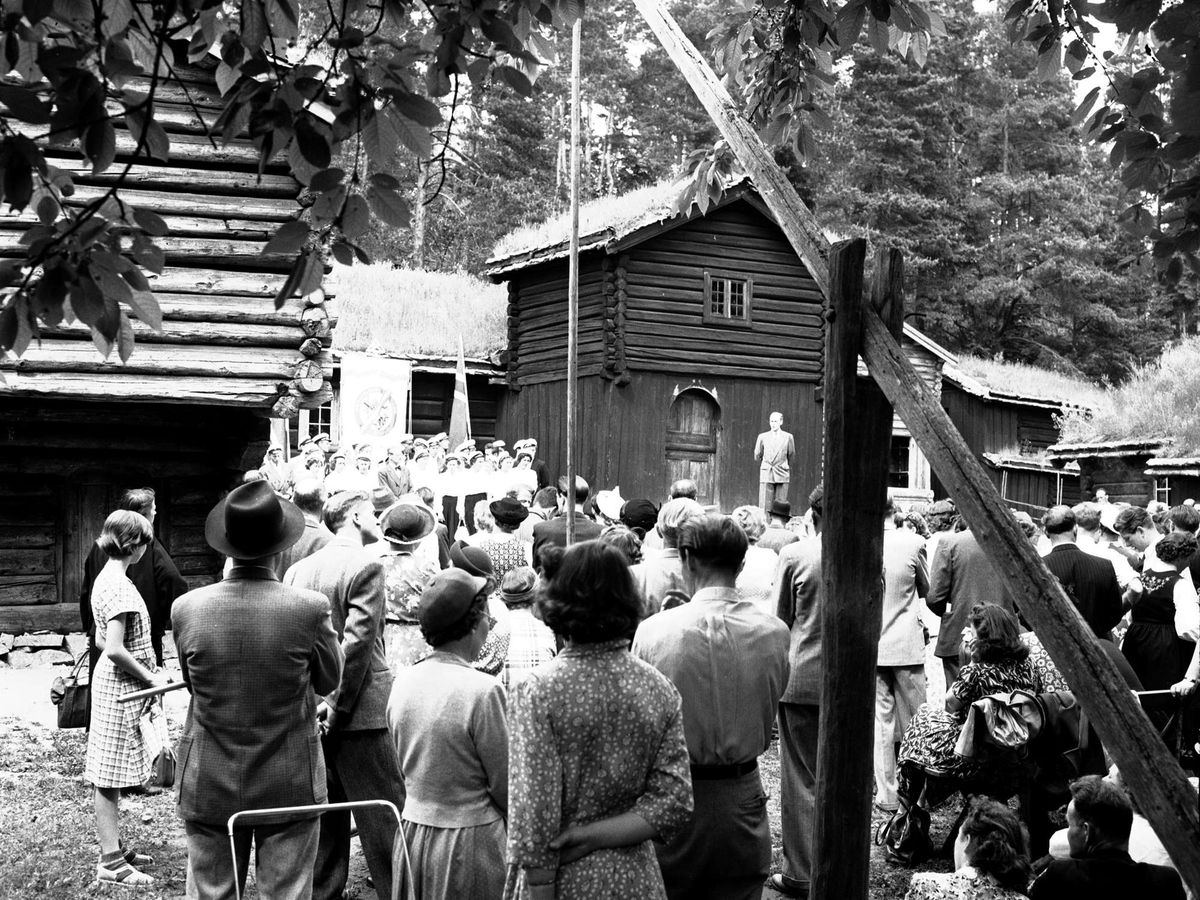 Oslo fylkeslag jubileumsfest på Bygdøy. Oslo  juni 1950. Østerdalstunet, Norsk Folkemuseum.