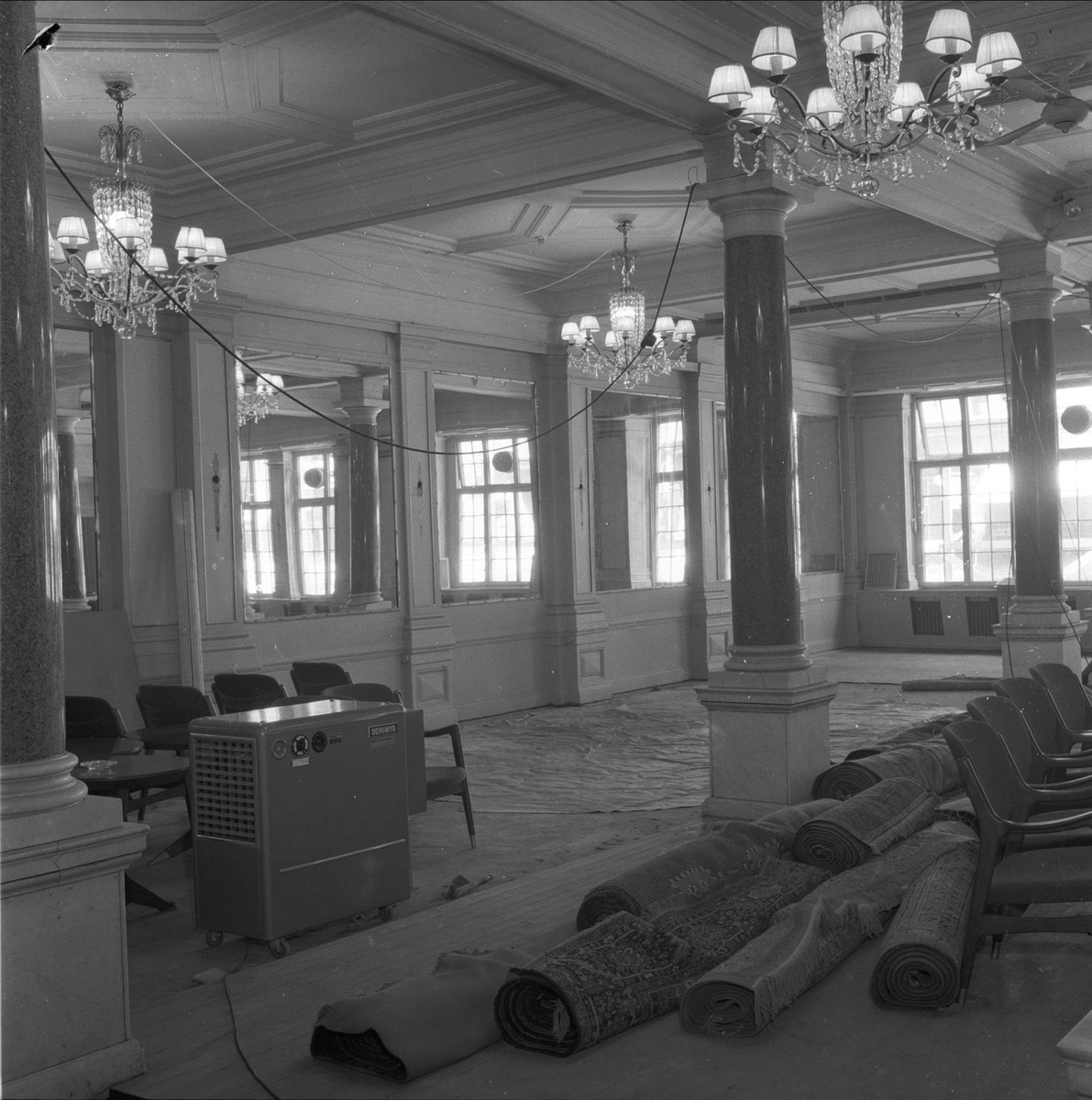 Etter brann på Grand hotell, Oslo juni 1957. Sammenrullede tepper i interiør.